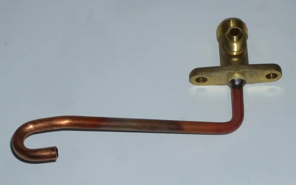 Kupfer- und Messingventil mit einem gebogenen Ende, geeignet für den Anschluss an Daikin-Anlagen, ermöglicht die Regelung der Flüssigkeitszufuhr.